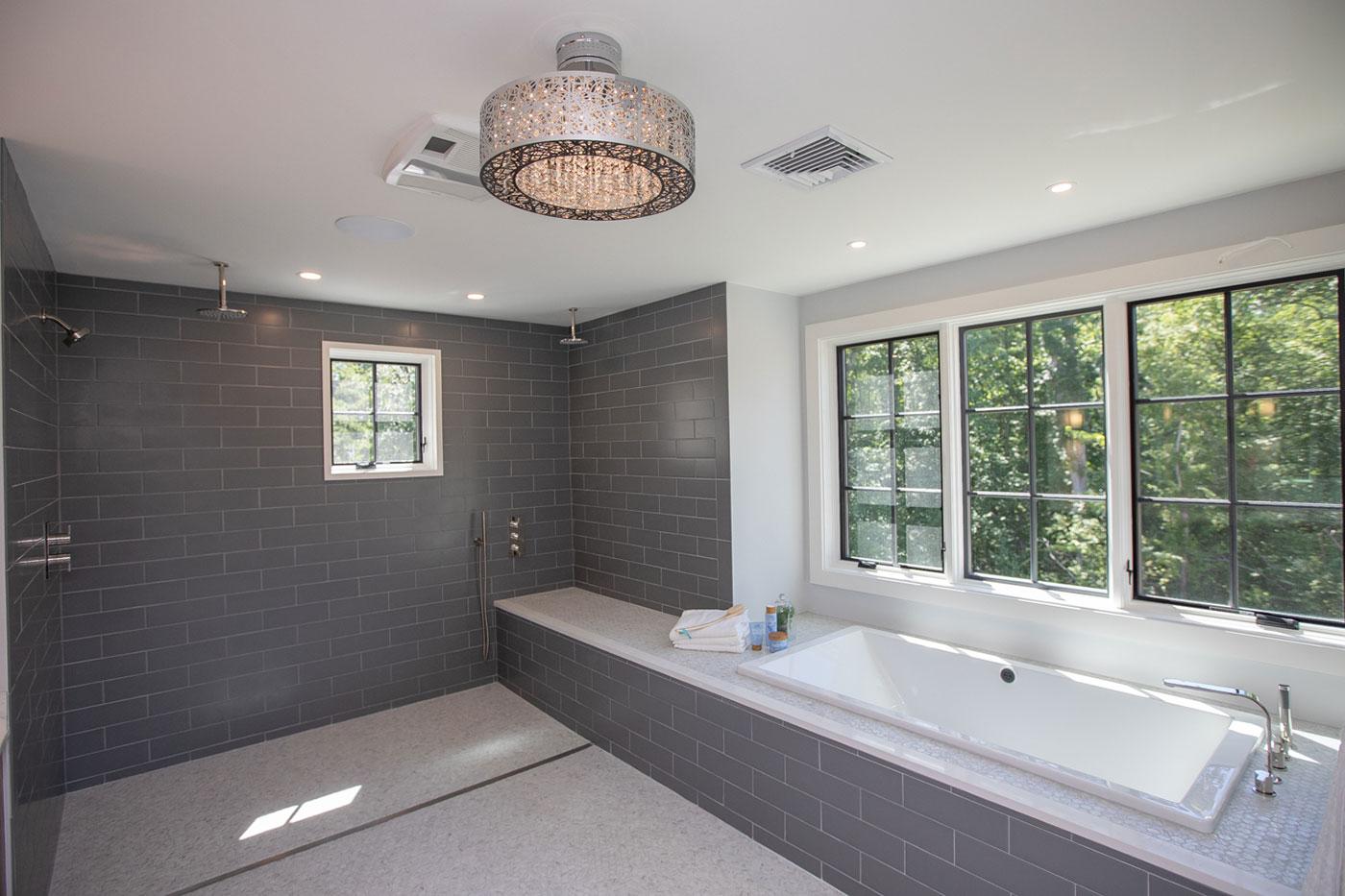 Master bathroom of a specially adapted smart home, 通过R构造.I.S.E. 程序 of the 加里·辛尼斯基金会