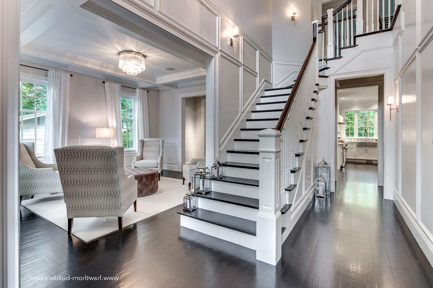 Striking staircase in a new Colonial by 山楂建筑商