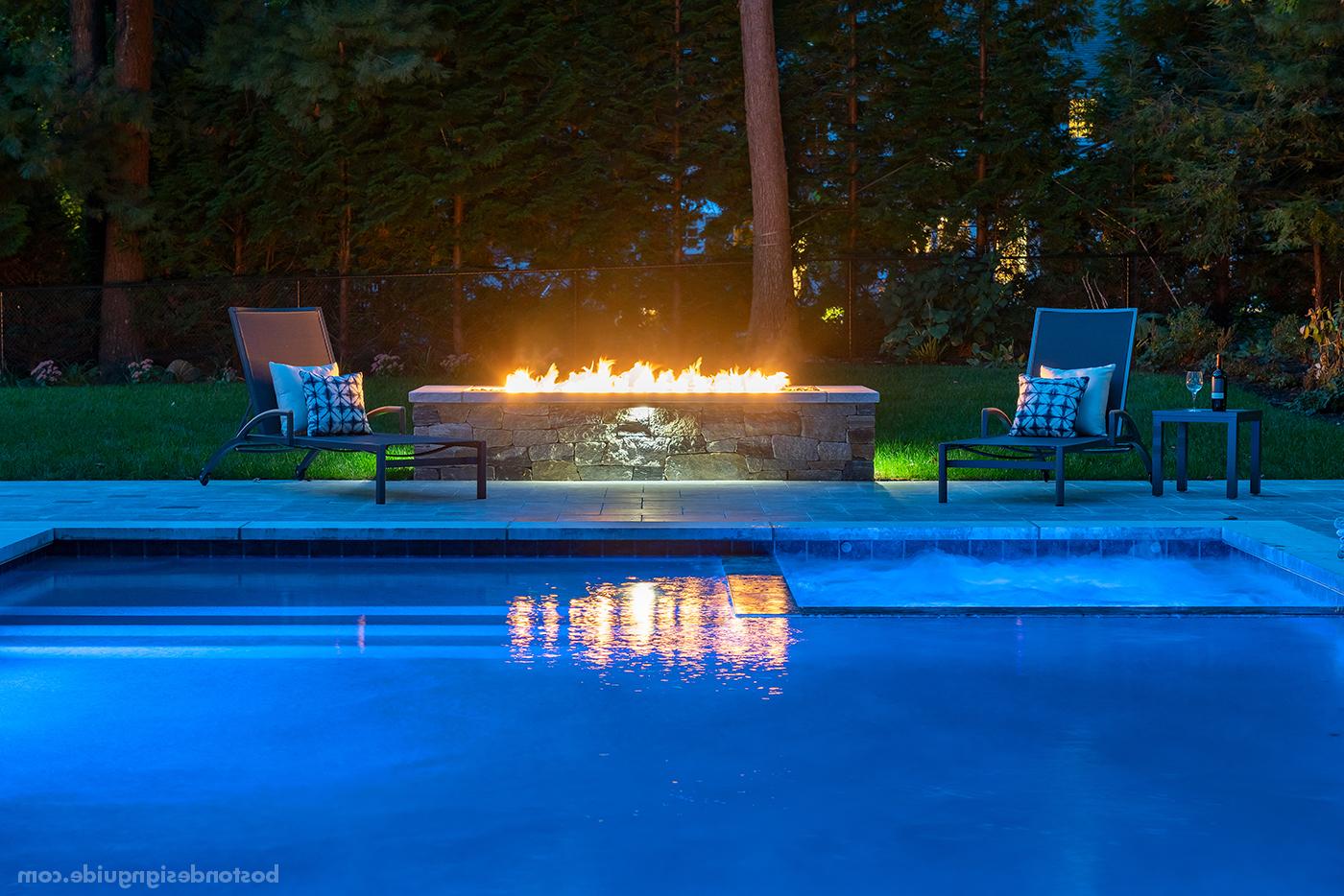 Pool terrace at night constructed by 缟玛瑙公司