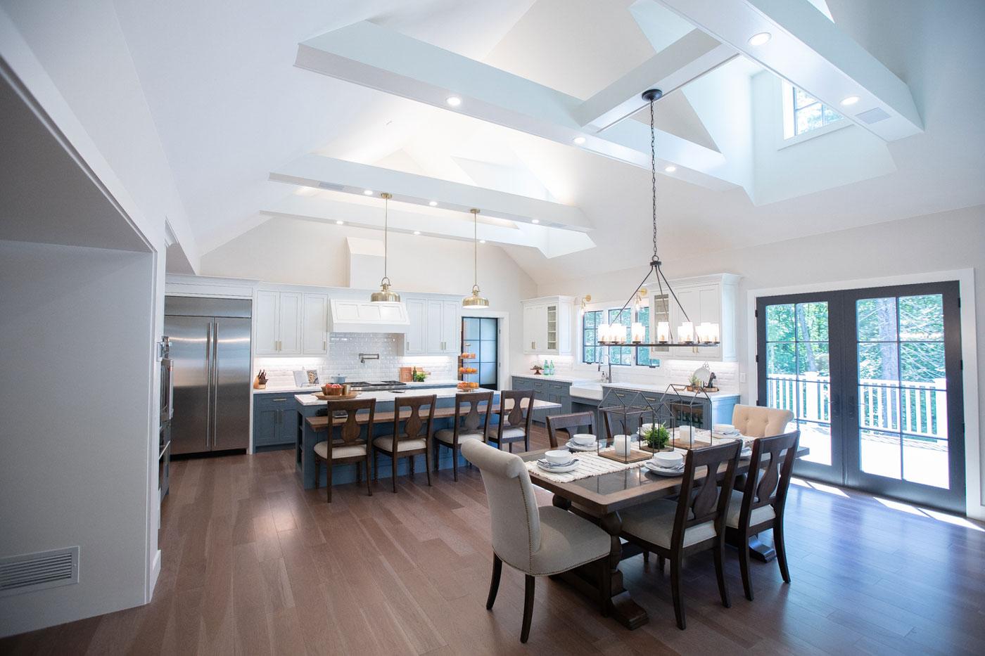 Vaulted living room/dining room and kitchen of a specially adapted smart home, 通过R构造.I.S.E. 程序 at the 加里·辛尼斯基金会