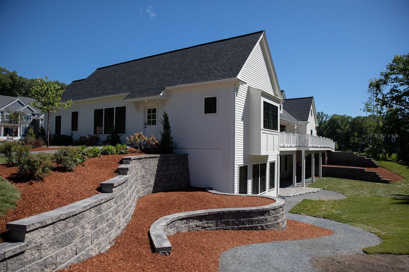 Side and backyard of a specially adapted smart home, part of the R.I.S.E. 程序 at the 加里·辛尼斯基金会