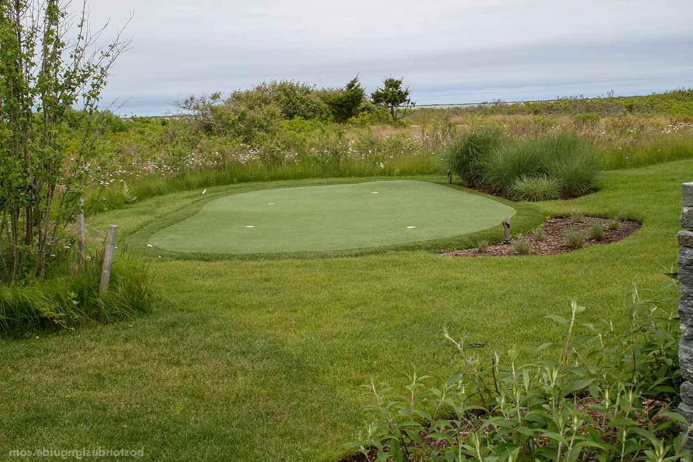 Residential putting green designed by 萨德伯里设计集团