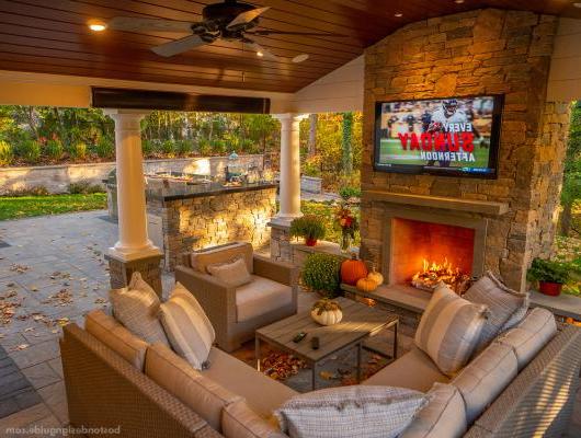 Outdoor porch with TV, fireplace 和 heaters by L和 Design Associates